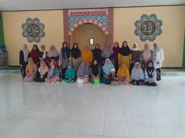 KKN Kelompok 8 Gelar Kajian tentang Keistimewaan Sedekah di Hari Jum’at di Masjid Nurul Falah